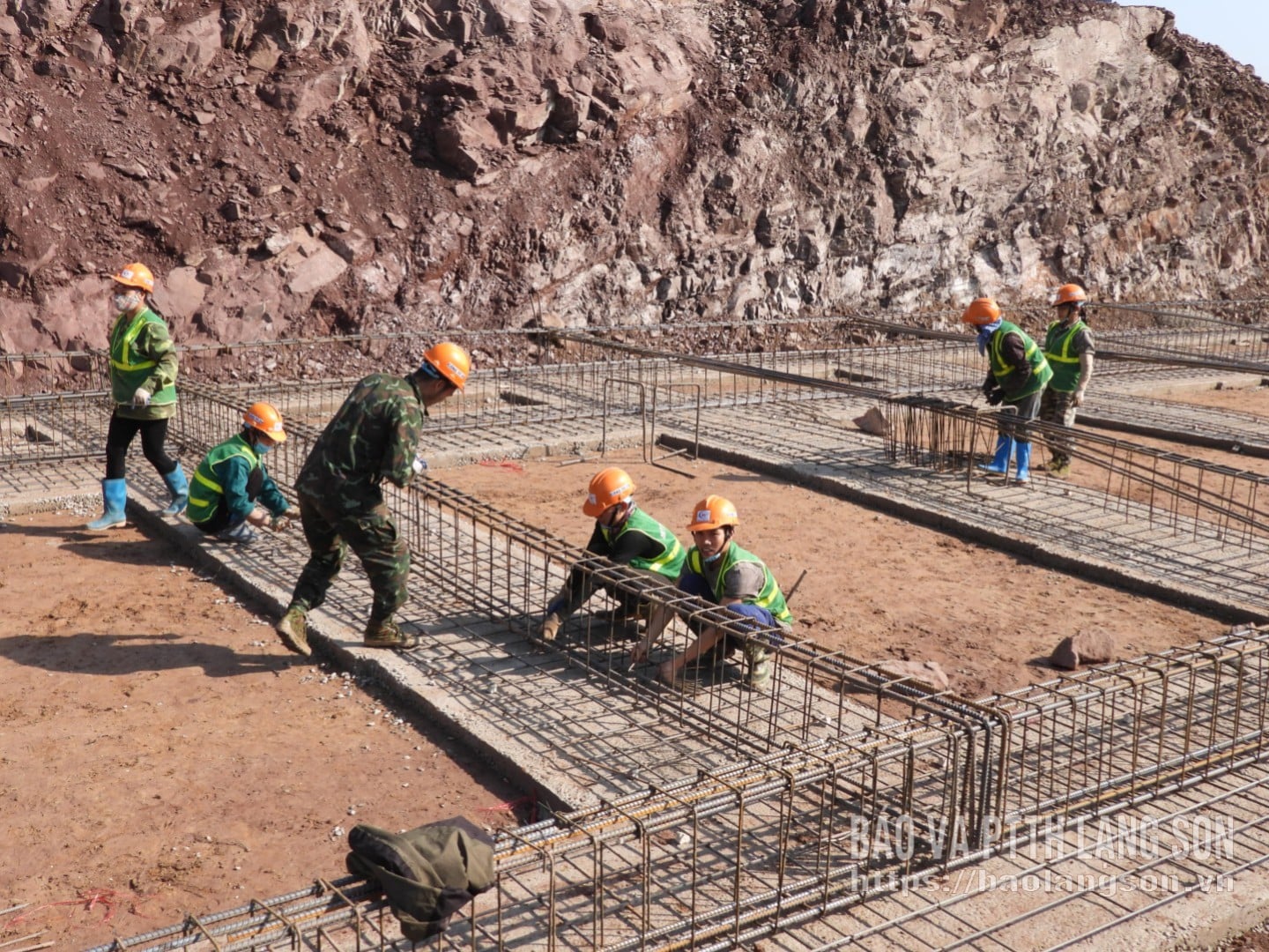 The construction crew working on the site (photo taken on the 29th day of the 12th lunar month of the Year of the Snake).