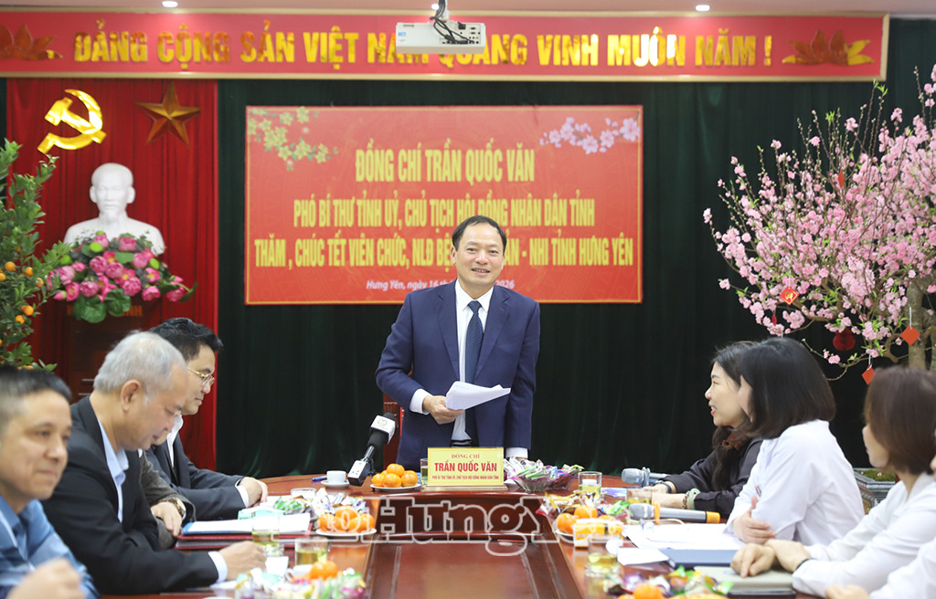 El camarada Tran Quoc Van, subsecretario del Comité Provincial del Partido y presidente del Consejo Popular Provincial, pronunció un discurso de saludo de Año Nuevo en el Hospital Provincial de Obstetricia y Pediatría de Hung Yen.