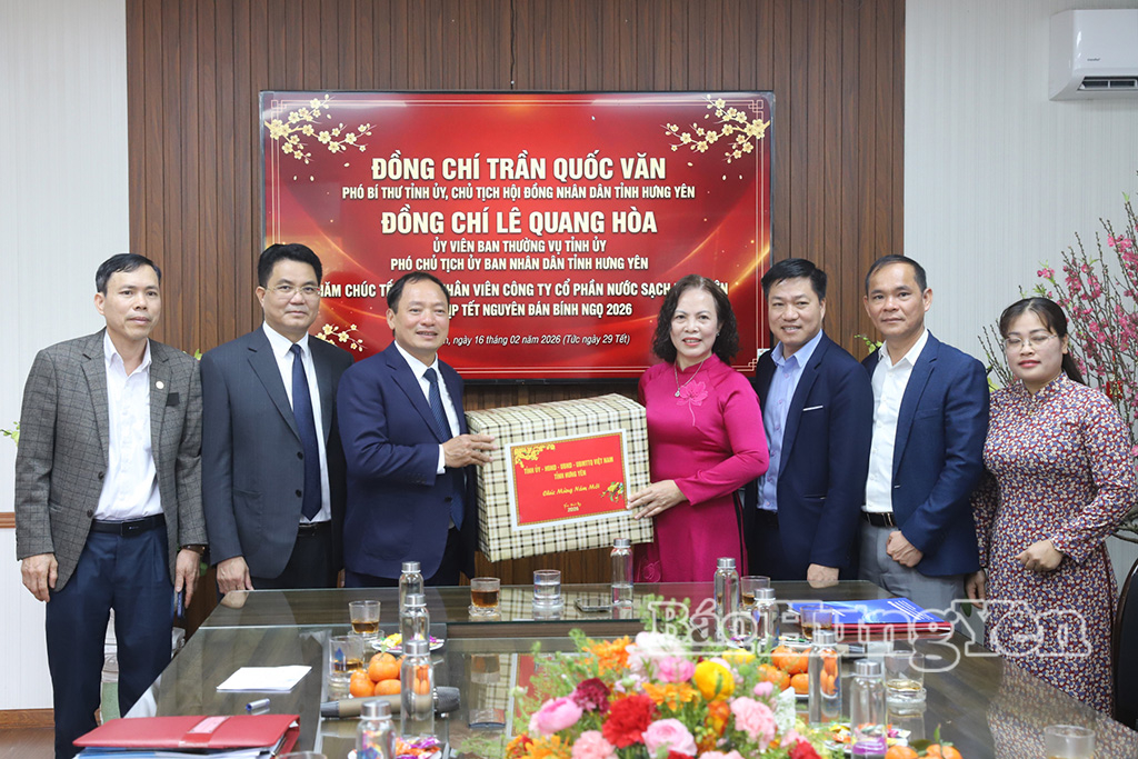 El camarada Tran Quoc Van, subsecretario del Comité Provincial del Partido y presidente del Consejo Popular Provincial, entrega regalos a la Compañía Anónima de Agua Limpia de Hung Yen.