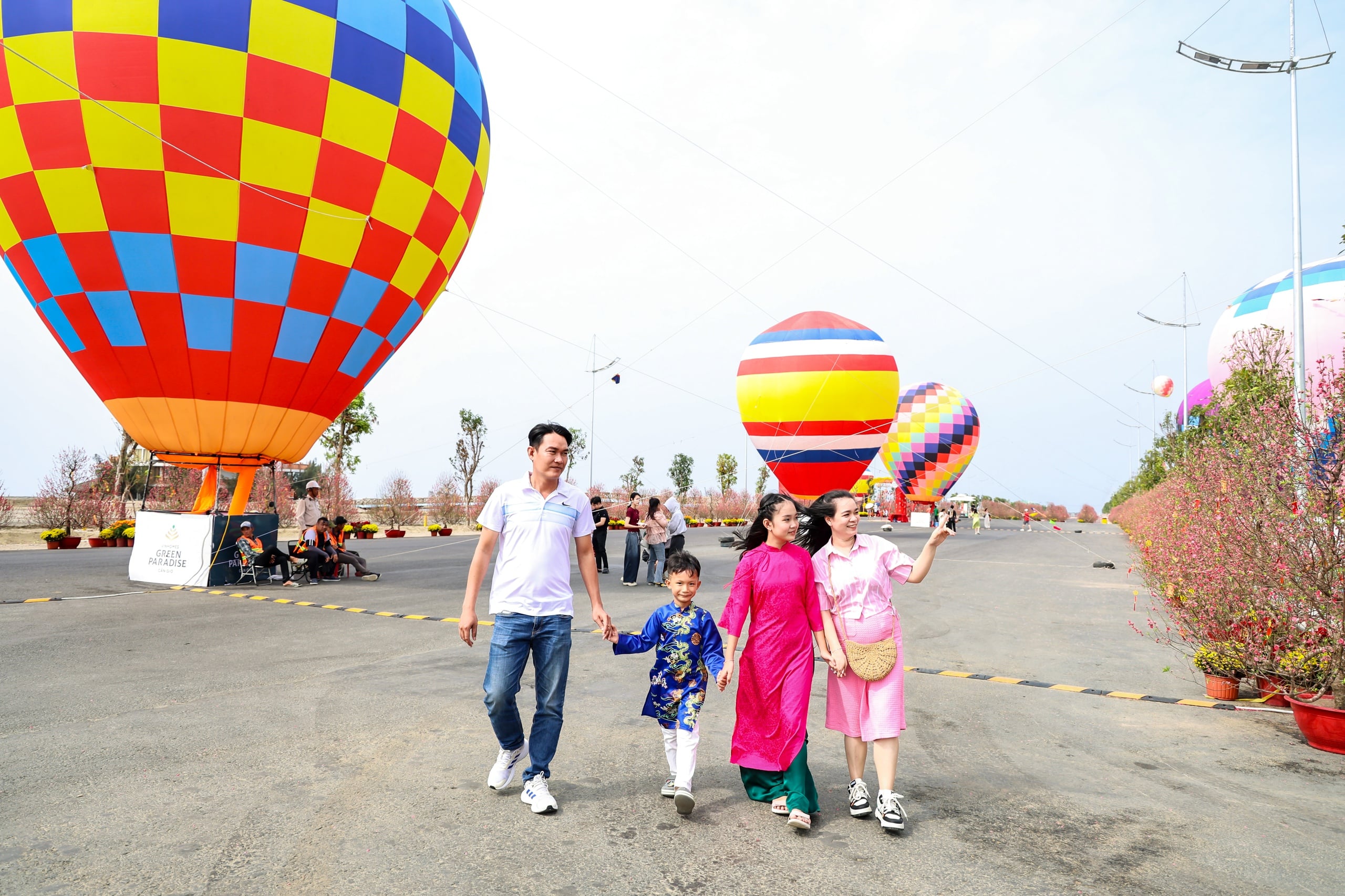 Even as Tet approaches, tourists are still flocking to Can Gio to fly paragliders and hot air balloons - Photo 2.