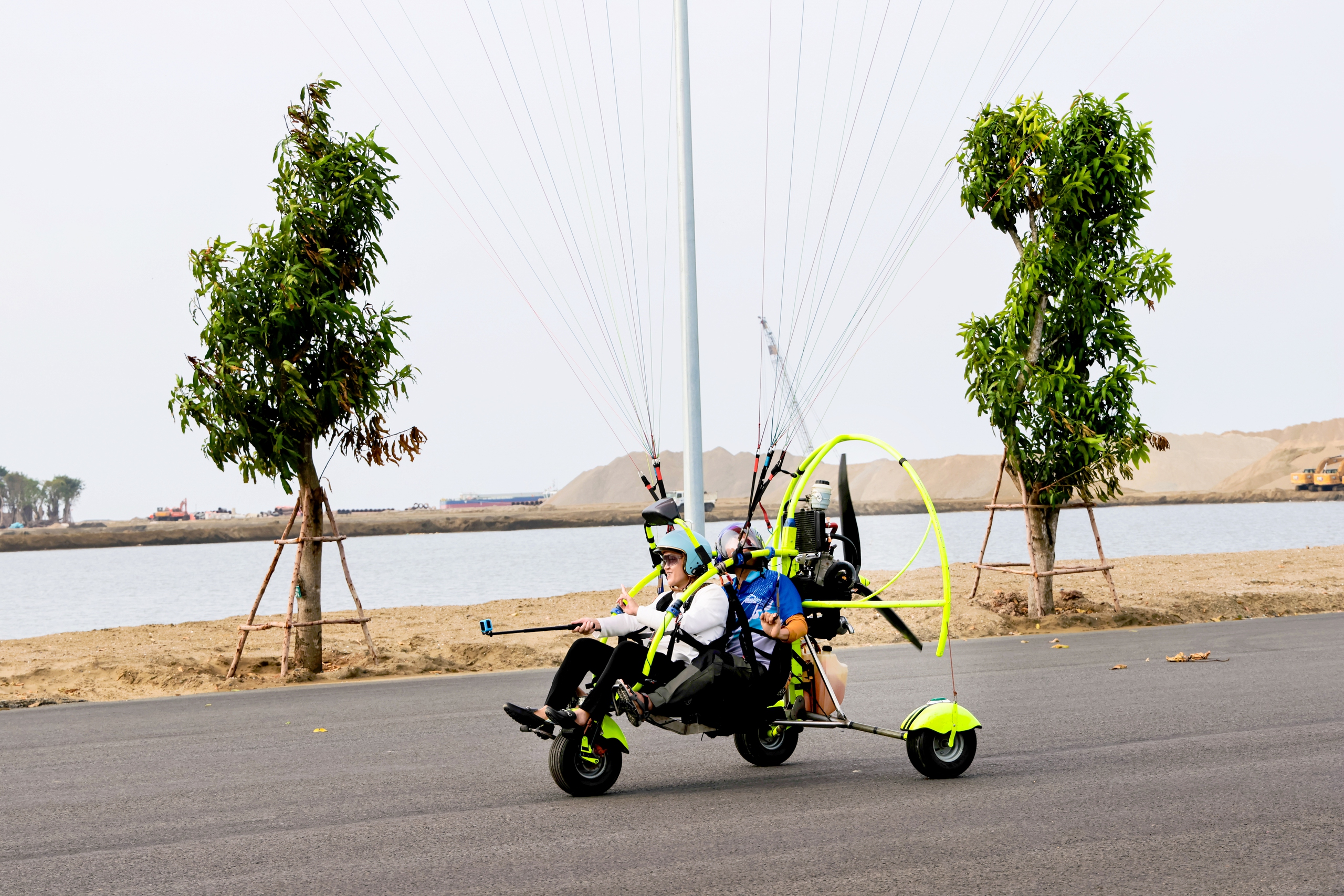 Even as Tet approaches, tourists are still flocking to Can Gio to fly paragliders and hot air balloons - Photo 5.