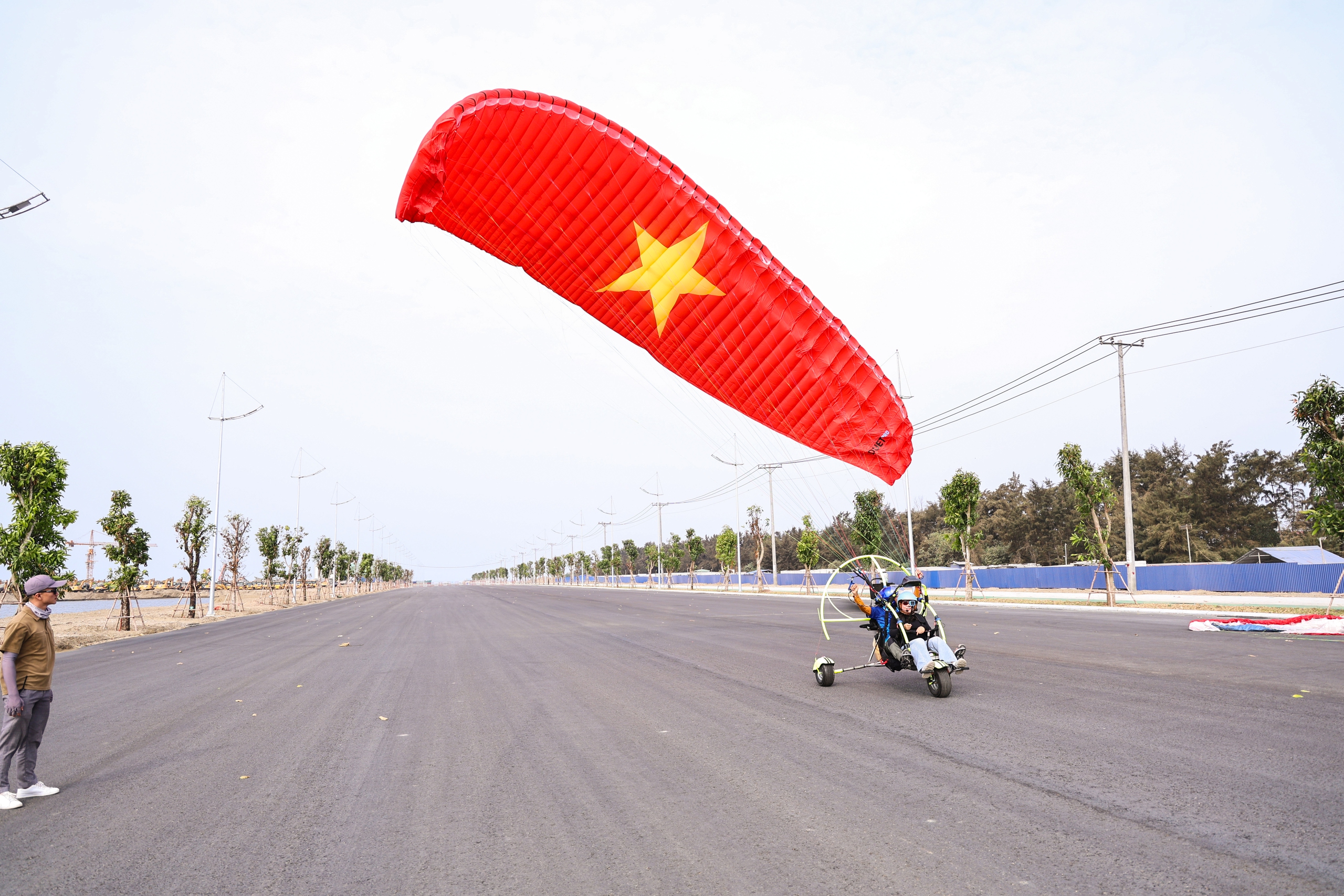 Even as Tet approaches, tourists are still flocking to Can Gio to fly paragliders and hot air balloons - Photo 6.