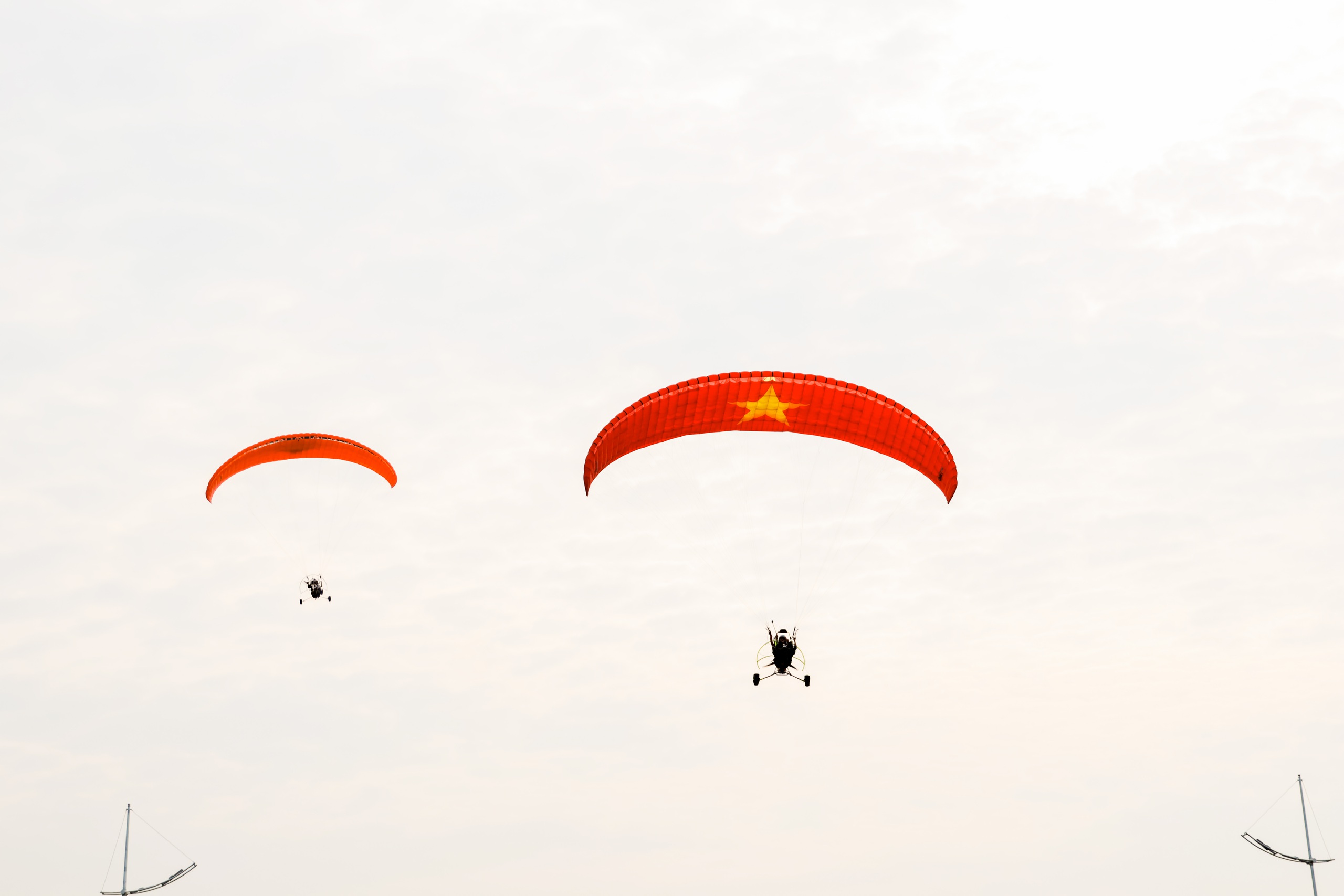 Even as Tet approaches, tourists are still flocking to Can Gio to fly paragliders and hot air balloons - Photo 10.