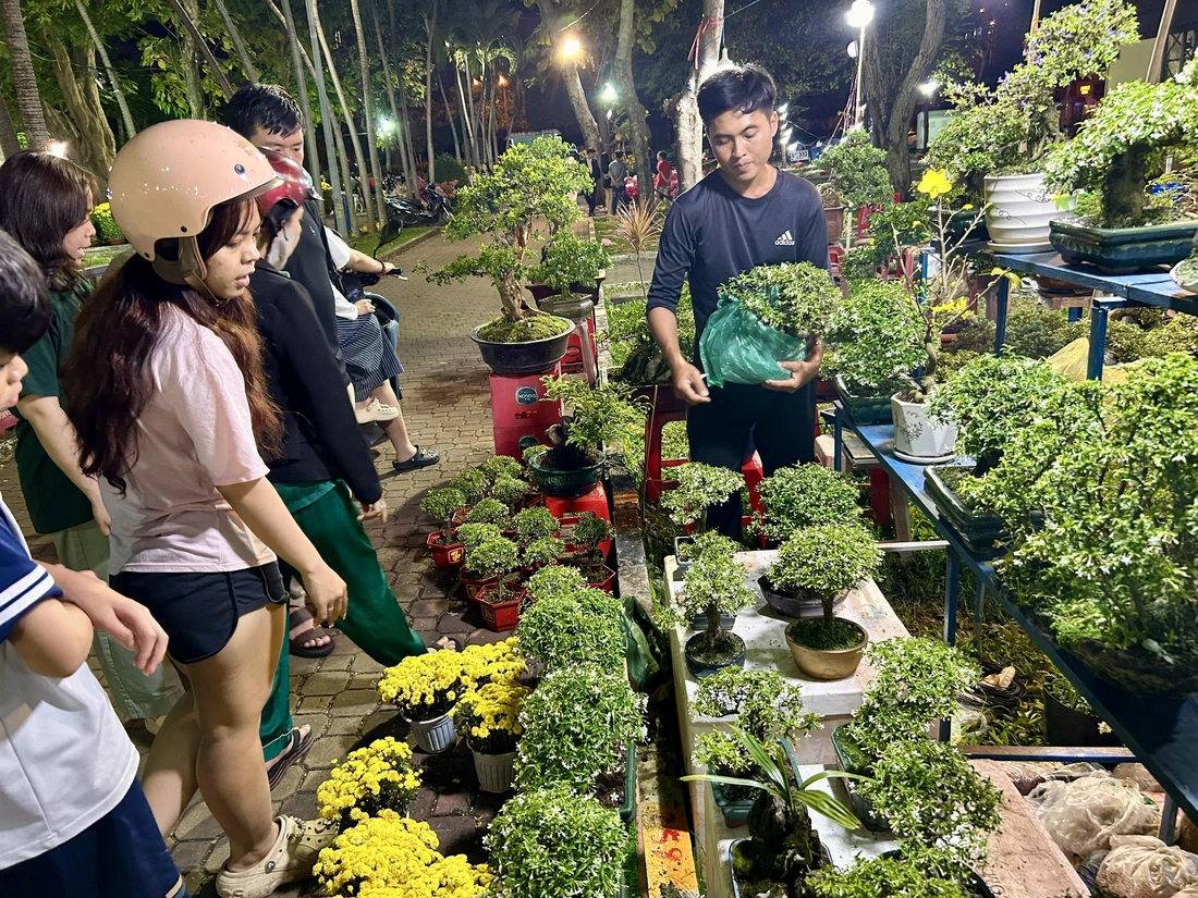 29 Tết rực nắng, hoa Tết TP.HCM đồng loạt hạ giá - Ảnh 12.