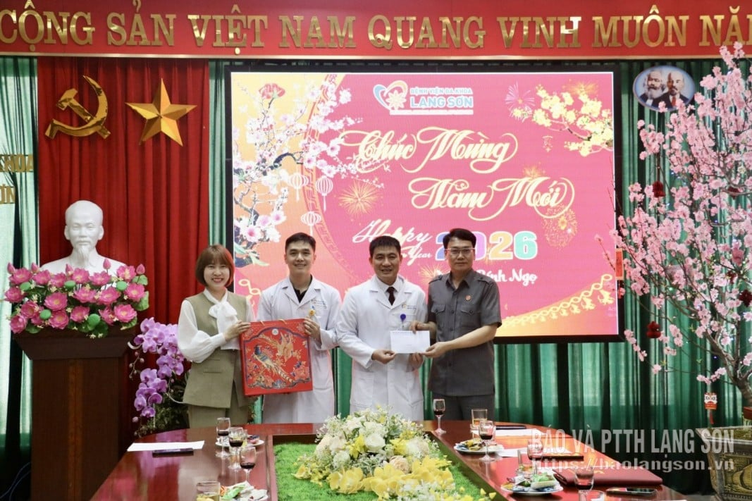 Leaders of Lang Son Newspaper, Radio and Television and Huu Nghi Xuan Cuong Joint Stock Company presented gifts to officials, doctors and nurses at the Provincial General Hospital.