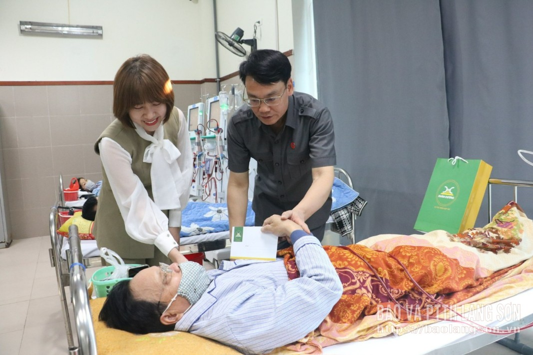 Leaders of Lang Son Newspaper, Radio and Television and Huu Nghi Xuan Cuong Joint Stock Company presented gifts to underprivileged patients receiving treatment at the Provincial General Hospital.