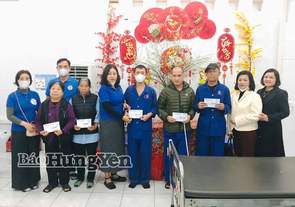Il gruppo di volontari di Thai Binh ha offerto doni per il Tet ai pazienti meno abbienti in cura presso l'ospedale generale di Thai Binh.