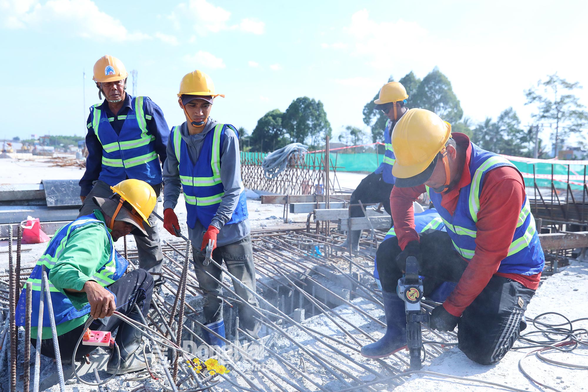 Arbeiter auf der Baustelle des Bauabschnitts 1 des Schnellstraßenprojekts Bien Hoa - Vung Tau.