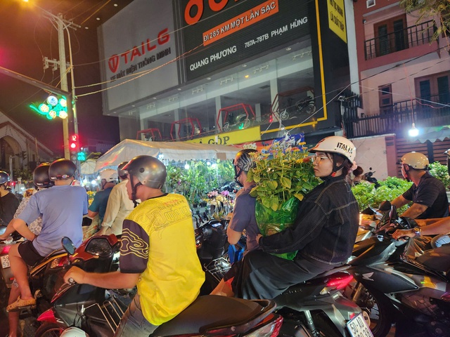 TP.HCM ngày 29 tết: Đi tìm bình yên sau những bộn bề, hối hả - Ảnh 3.