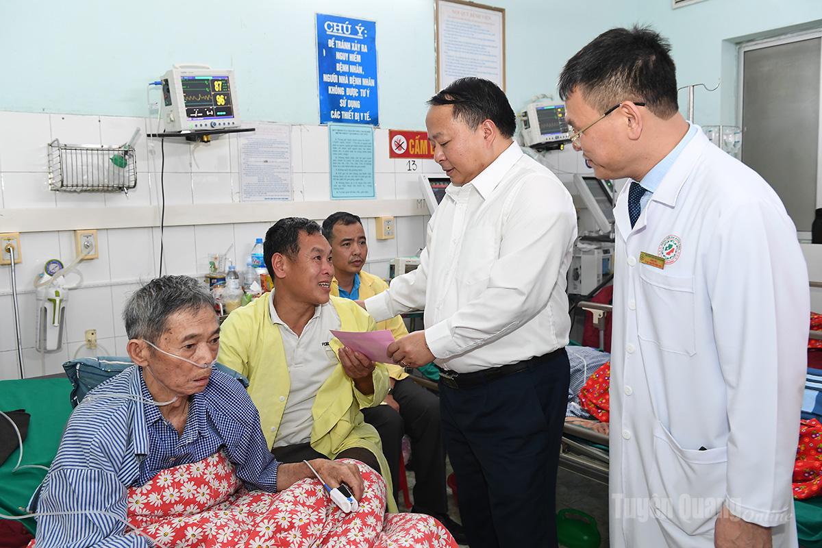Der Vorsitzende des Provinzvolkskomitees, Phan Huy Ngoc, überreicht Patienten, die im Provinzkrankenhaus behandelt werden, Geschenke.