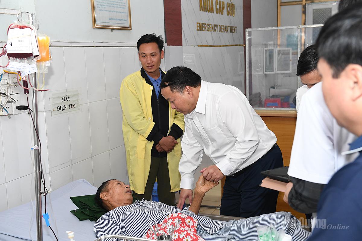 Der Vorsitzende des Provinzvolkskomitees, Phan Huy Ngoc, besuchte die Patienten, die in der Notaufnahme des Provinzkrankenhauses behandelt werden, und sprach ihnen Mut zu.