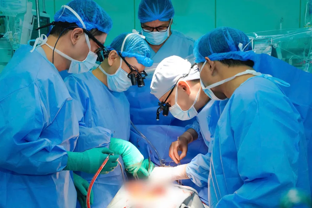 Il professor Nguyen Hoang Dinh, vicedirettore dell'ospedale e responsabile dell'équipe per i trapianti di cuore, insieme alla sua squadra, ha lavorato duramente per salvare la vita del paziente.