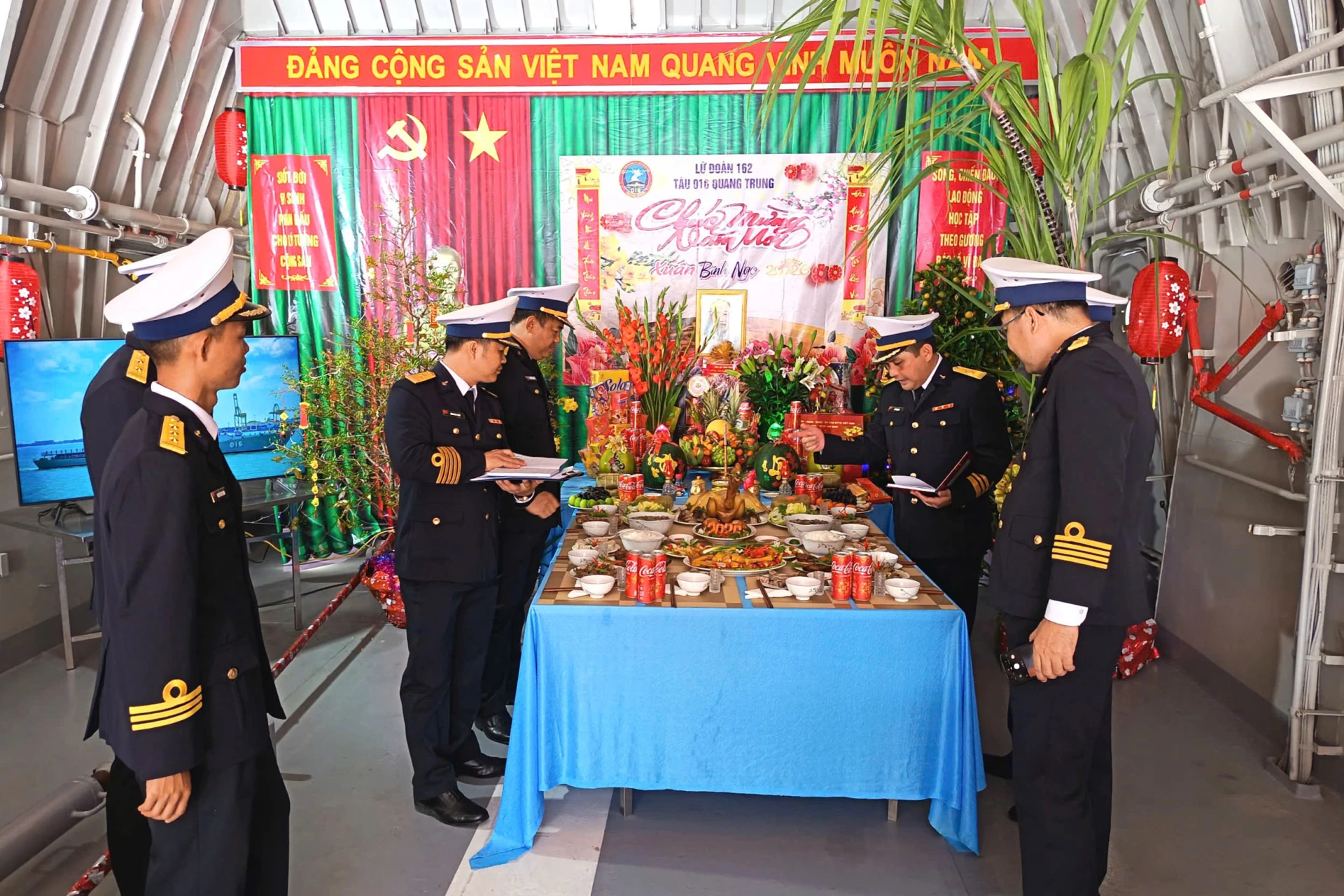 Das Organisationskomitee bewertet den Wettbewerb der Speiseplatten auf Schiff 016 Quang Trung.