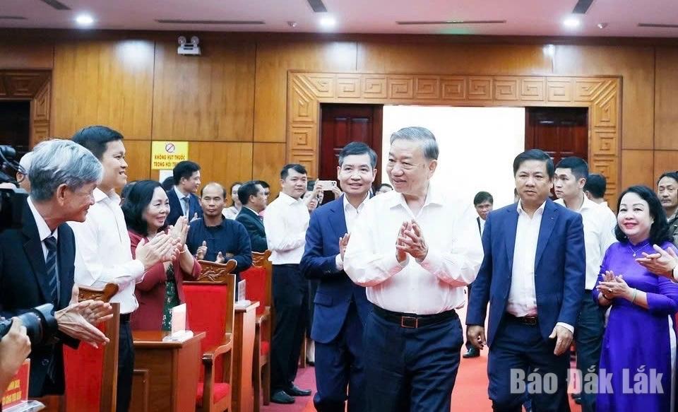 Luong Nguyen Minh Triet, membre du Comité central du Parti et secrétaire du Comité provincial du Parti ; Cao Thi Hoa An, membre du Comité central du Parti, secrétaire adjointe permanente du Comité provincial du Parti et présidente du Conseil populaire provincial ; et Ta Anh Tuan, secrétaire adjoint du Comité provincial du Parti et président du Comité populaire provincial, ont accueilli le secrétaire général et salué les délégués.