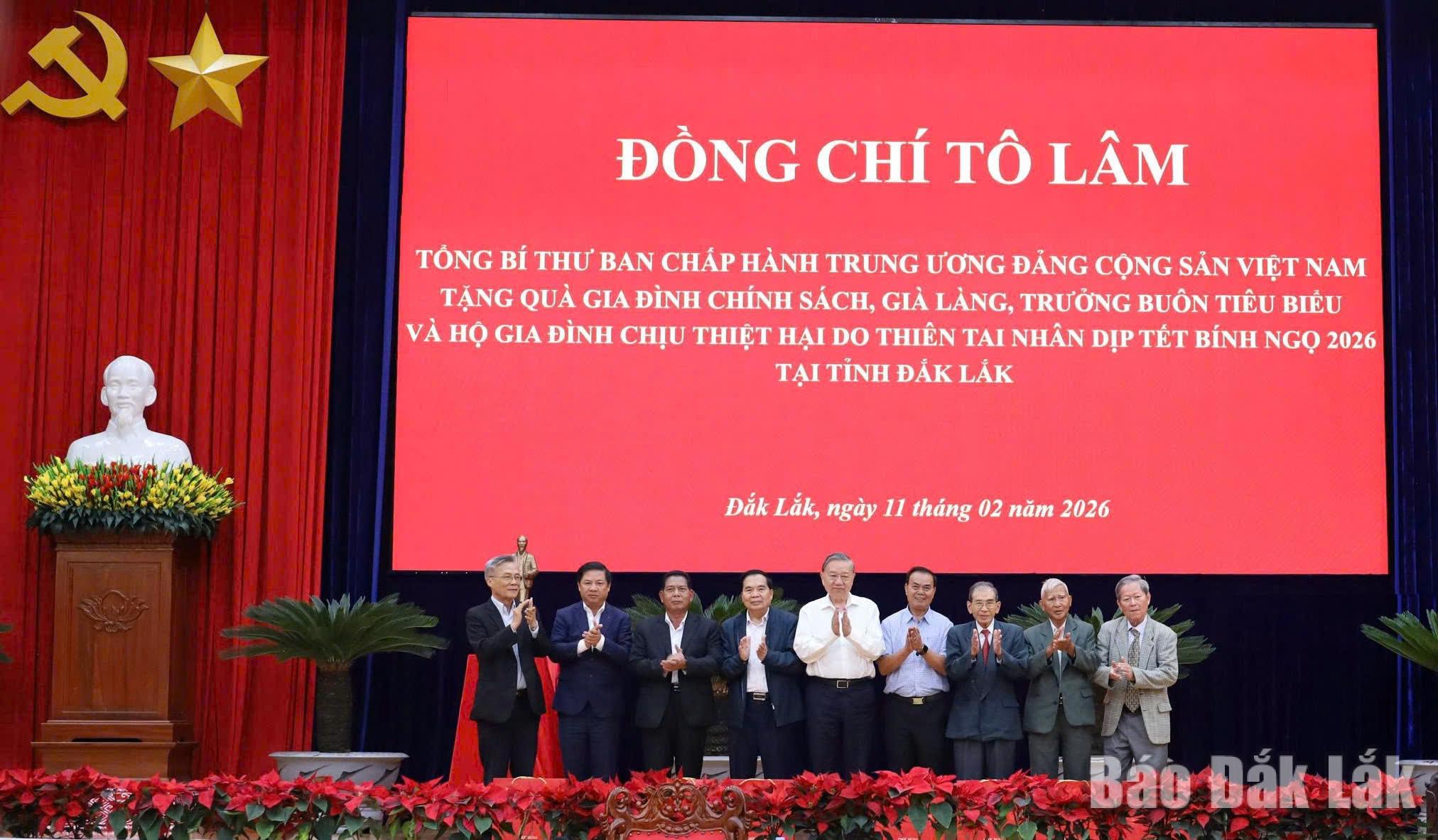 Le secrétaire général To Lam et membre du Comité central du Parti, le secrétaire du Comité provincial du Parti Luong Nguyen Minh Triet, a remis des cadeaux aux anciens secrétaires du Comité provincial du Parti de différentes périodes.