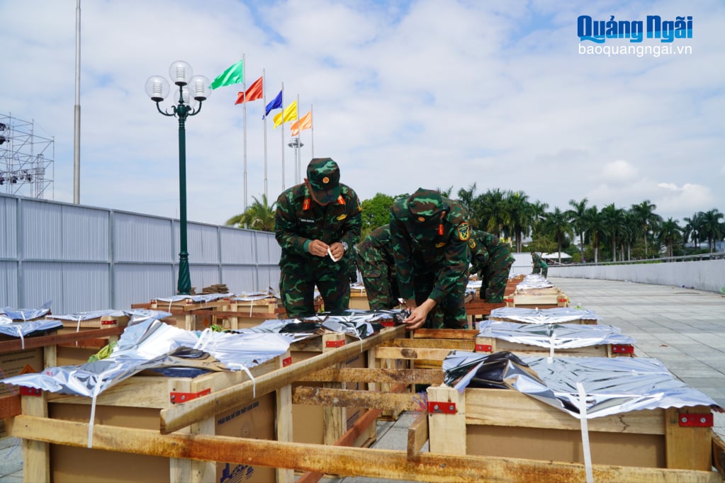 Des travaux de construction et d'installation sont en cours sur le site du feu d'artifice situé sur la place de la rue Pham Van Dong, dans le quartier de Cam Thanh.