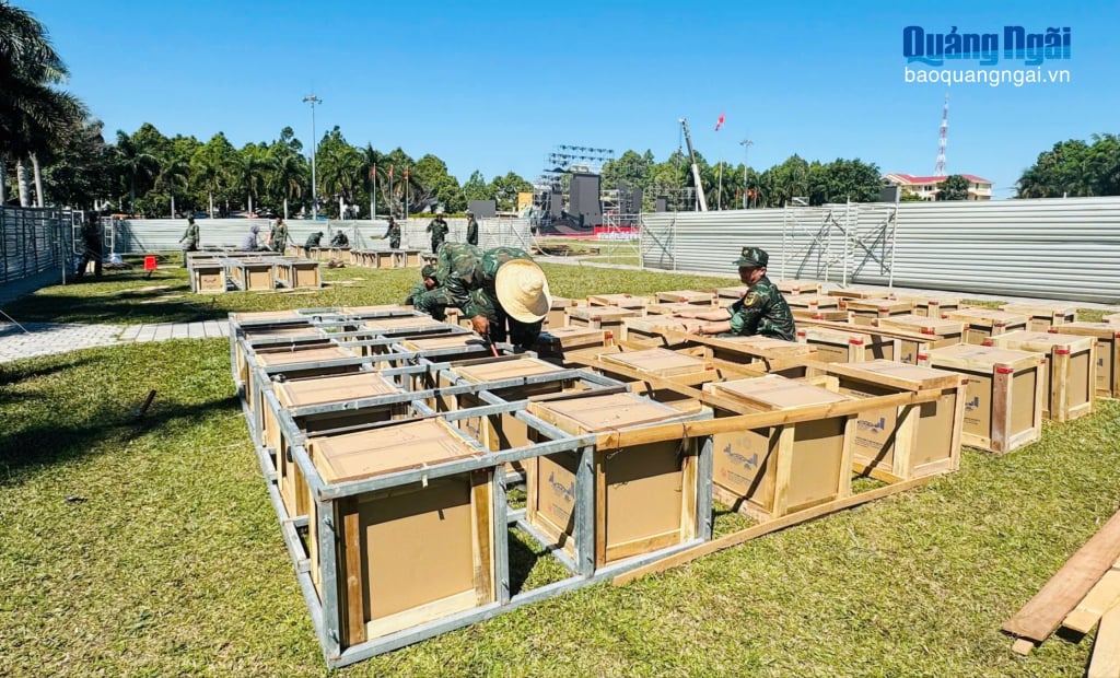 Construction et installation des feux d'artifice sur le site du spectacle pyrotechnique du quartier de Kon Tum. Photo : A Ngoc
