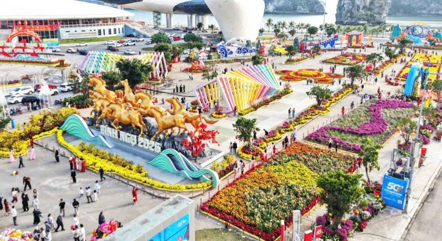 Le groupe de mascottes équines représentant l'Année du Cheval 2026 se distingue sur la place du Centre provincial de planification, de foire et d'exposition de Quang Ninh.