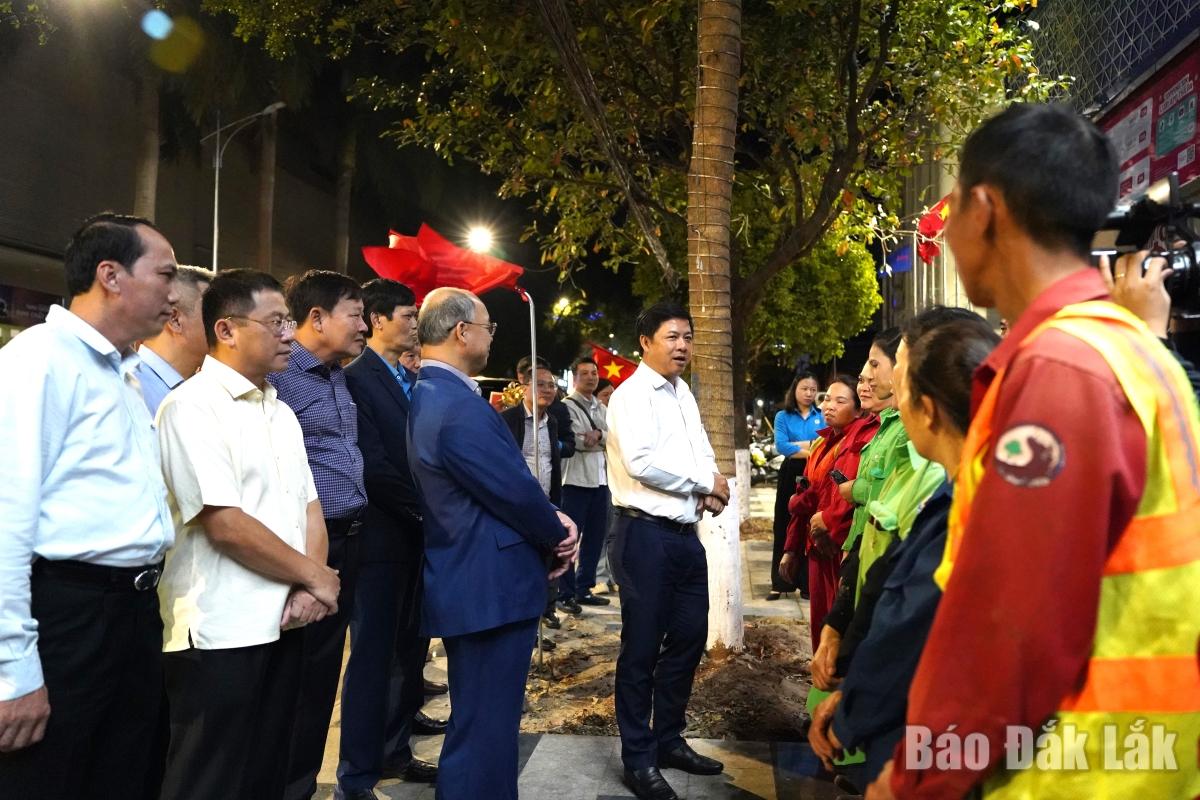 Đồng chí Lương Nguyễn Minh Triết, Ủy viên Ban Chấp hành Trung ương Đảng, Bí thư Tỉnh ủy thăm hỏi, động viên và chúc Tết công nhân, lao động của Công ty Cổ phần Môi trường và Đô thị Đắk Lắk.
