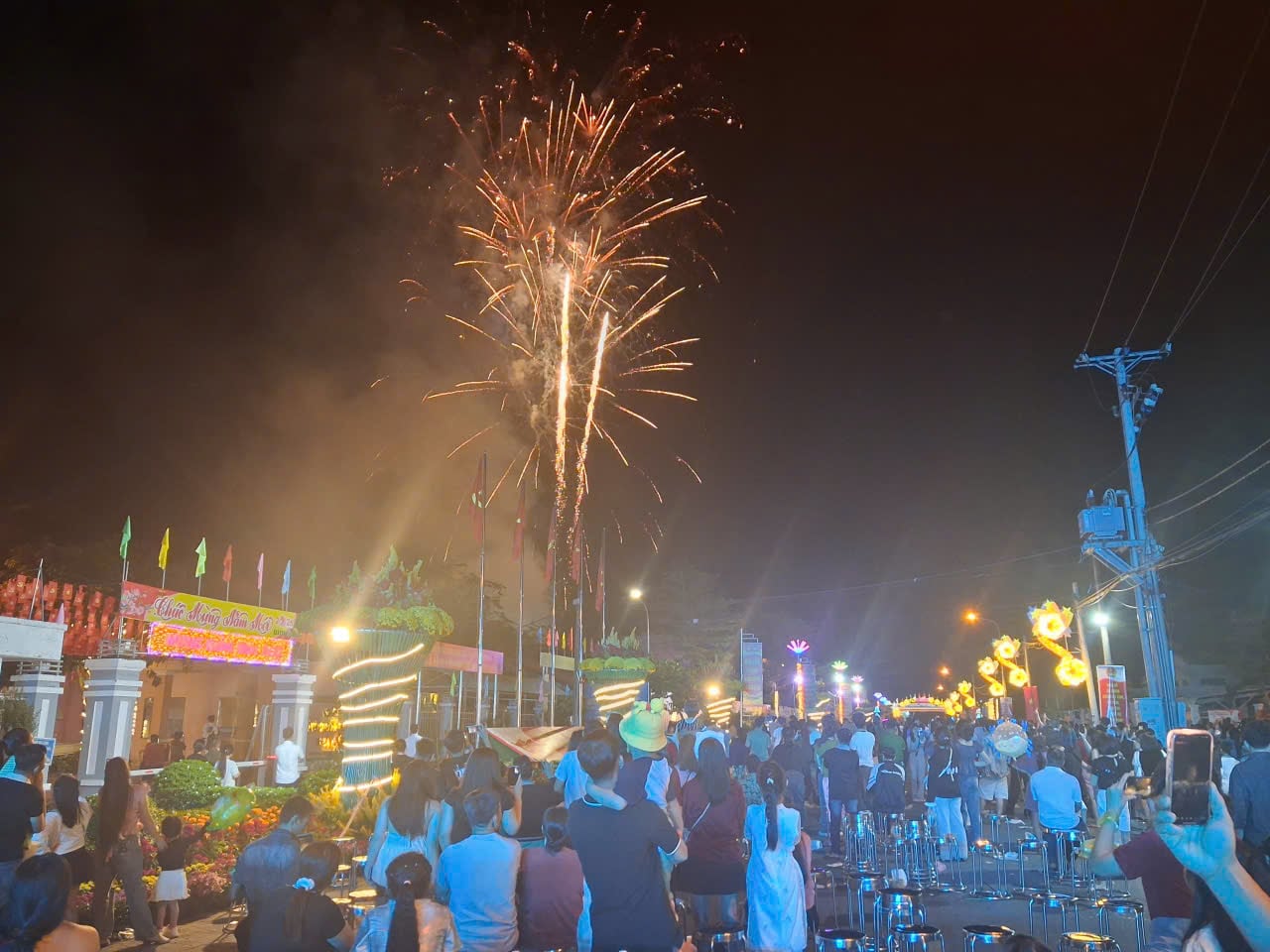 Una gran multitud de personas acudió a admirar el espectáculo de fuegos artificiales en la víspera de Año Nuevo.