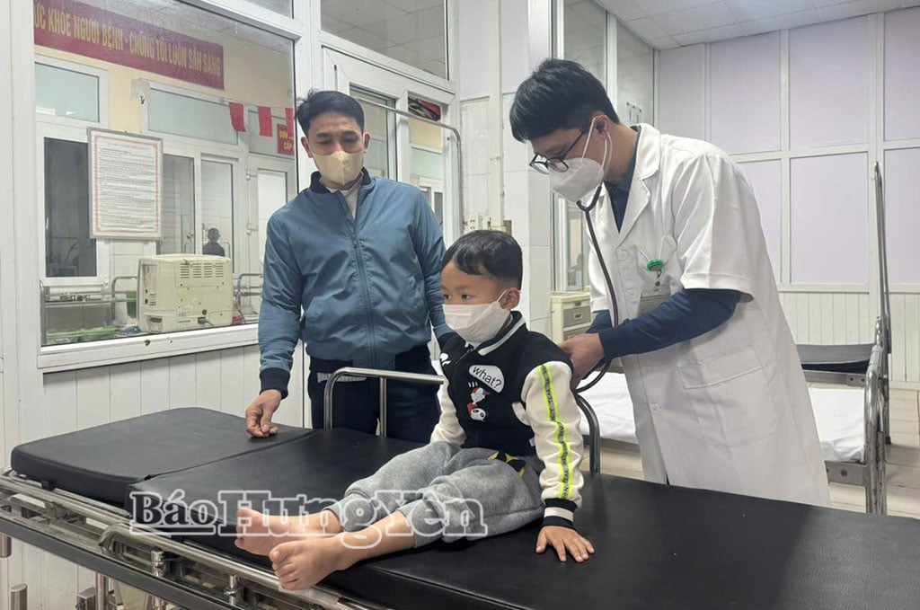 Le docteur Nguyen Xuan Quynh examine des patients recevant un traitement pendant les vacances du Nouvel An lunaire de l'Année du Cheval (2016).
