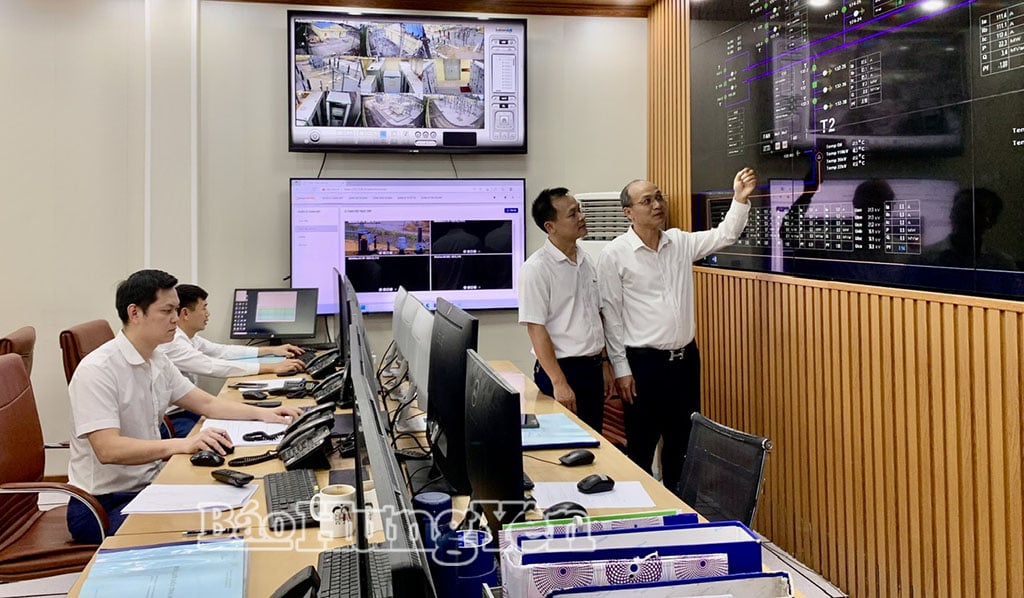 Les responsables et le personnel du service de répartition (Hung Yen Power Company) sont prêts à intervenir pour assurer un approvisionnement en électricité stable et continu afin de servir la population pendant les célébrations du Nouvel An lunaire.