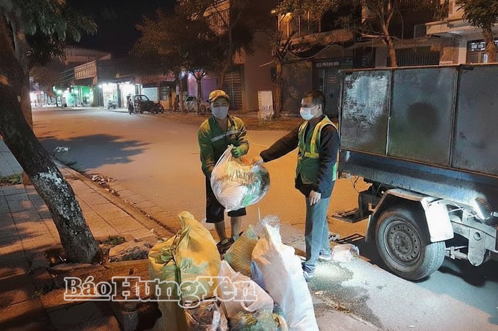 M. Nguyen Thai Hoc (à droite) et ses collègues nettoient et ramassent consciencieusement les ordures dans les rues du quartier de Tran Lam pendant le Nouvel An lunaire.