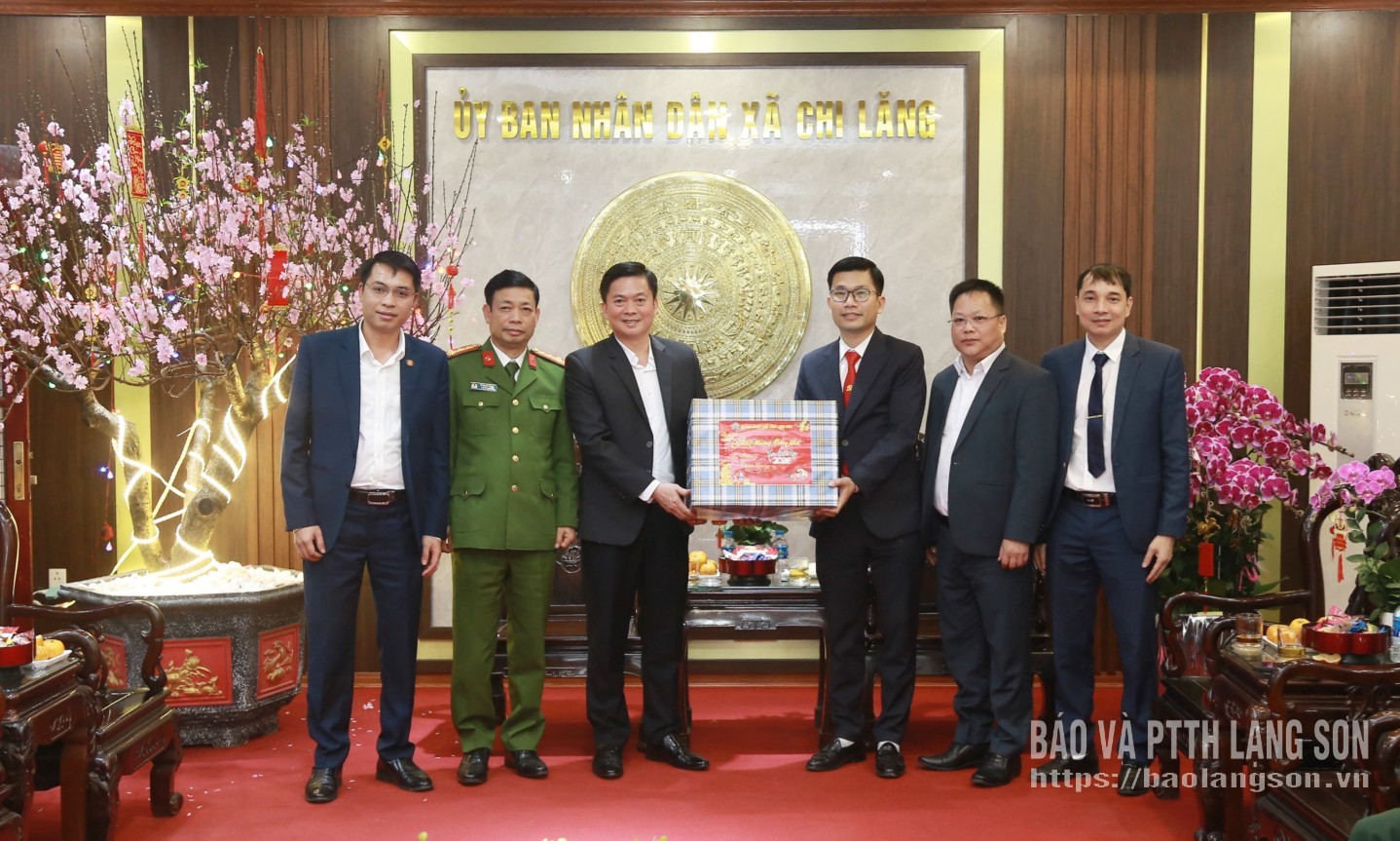 El camarada Dinh Huu Hoc, vicepresidente permanente del Comité Popular Provincial, y los miembros del grupo de trabajo presentaron regalos durante su visita e inspección al Comité Popular de la Comuna de Chi Lang.
