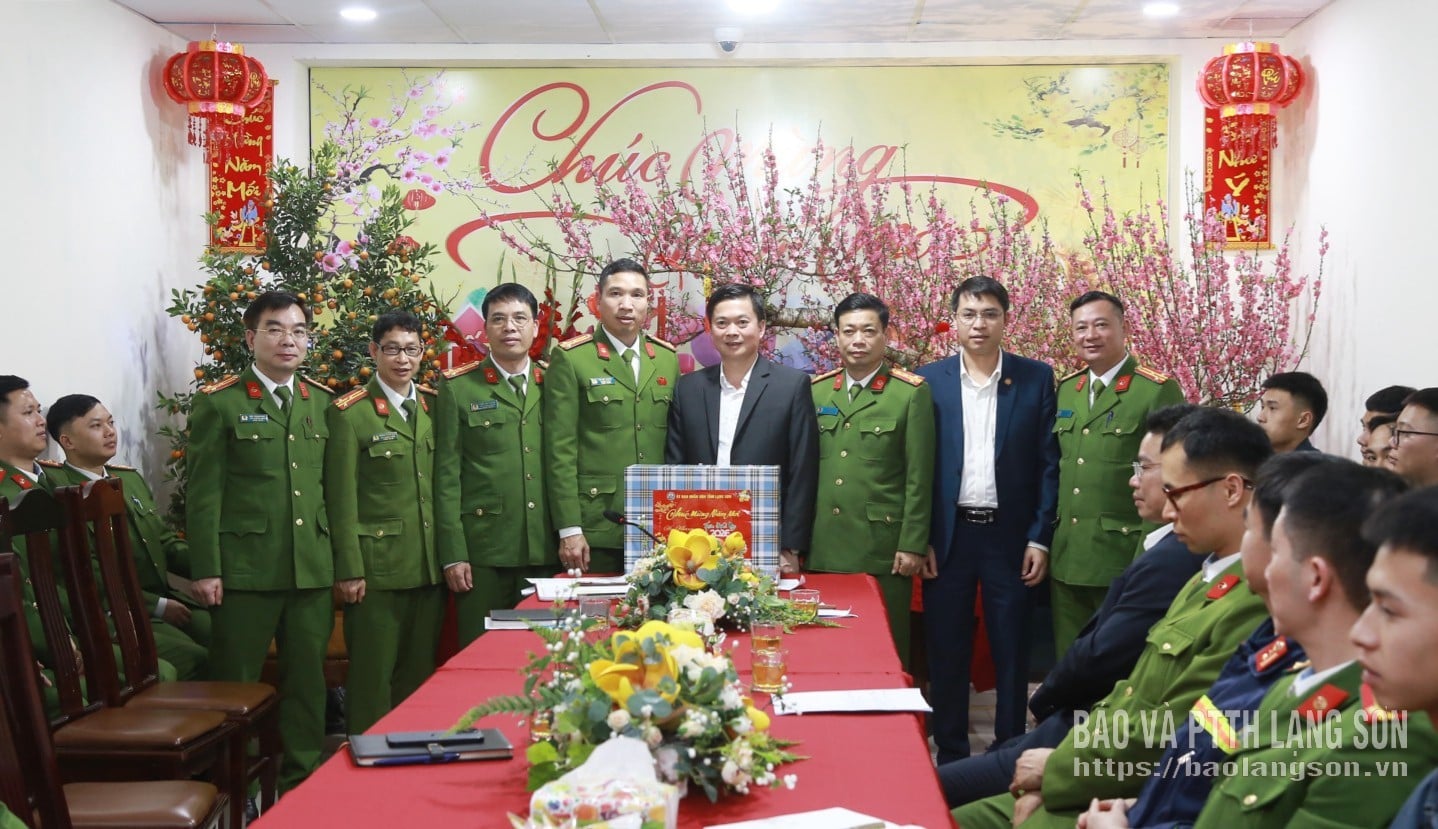 El camarada Dinh Huu Hoc, Vicepresidente Permanente del Comité Popular Provincial, y los miembros de la delegación presentaron regalos durante su visita e inspección al Departamento de Policía de Prevención, Lucha contra Incendios y Rescate de la Policía Provincial.