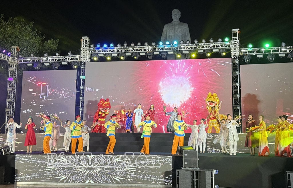 Performances dans le cadre du programme artistique sur la place Nguyen Van Linh (quartier de Pho Hien).
