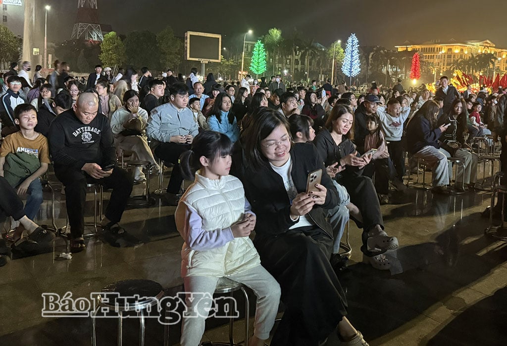 Un public nombreux est venu profiter du programme artistique sur la place Nguyen Van Linh (quartier de Pho Hien).