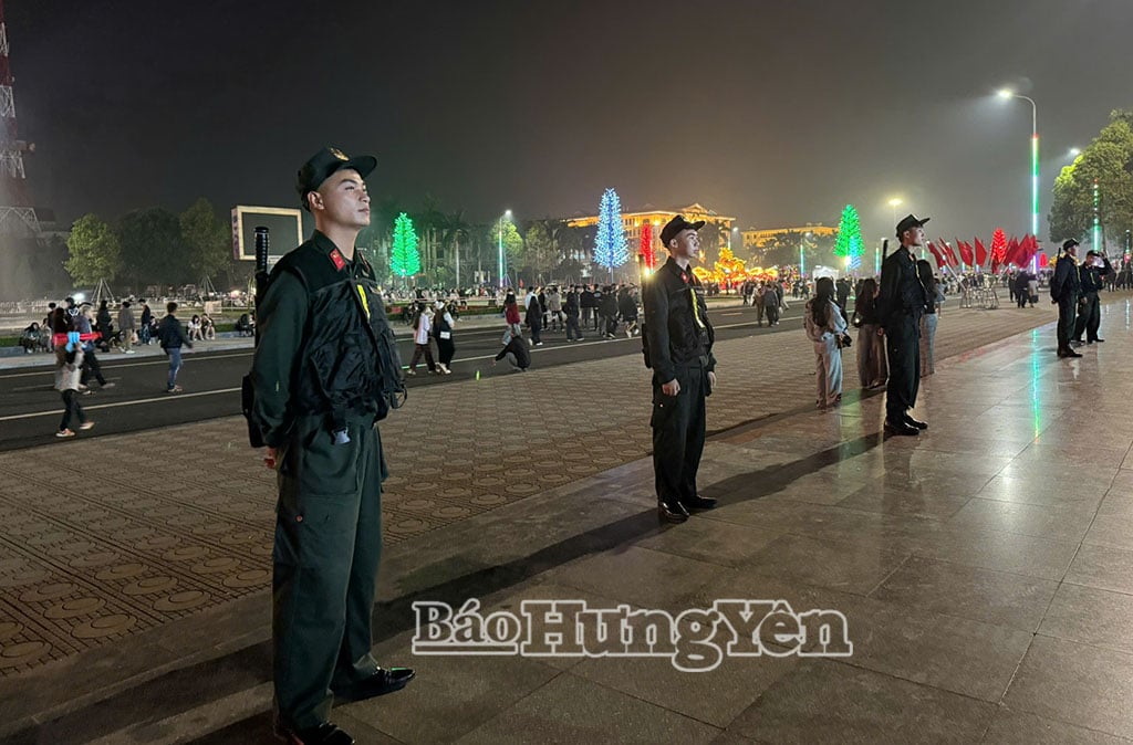 Lực lượng giữ gìn an ninh trật tự khu vực Quảng trường Nguyễn Văn Linh (phường Phố Hiến). Ảnh: Vân Anh 
