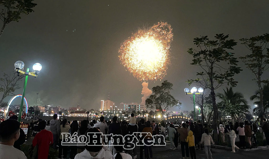 Màm bắn pháo hoa tại khu vực công viên Kỳ Bá. Ảnh: Minh Nguyệt 