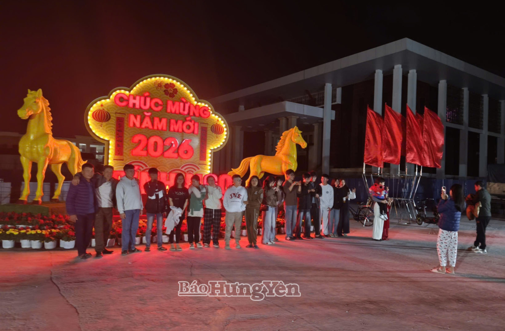Người dân tới trung tâm xã Kiến Xương chụp ảnh làm kỷ niệm. Ảnh: Thu Thủy 