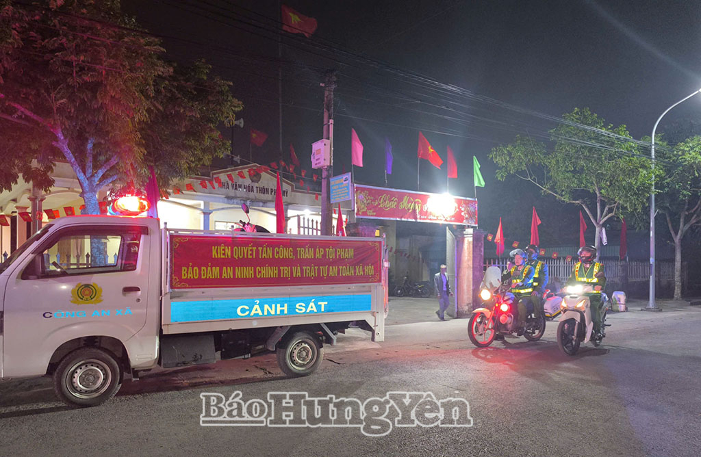 Lực lượng công an xã tuần tra, kiểm soát trên tất cả các tuyến. Ảnh: Thu Thủy 