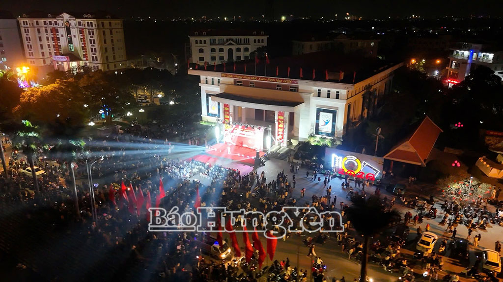 Đông đảo Nhân dân xã Vũ Thư tập trung theo dõi chương trình nghệ thuật mừng Đảng, mừng Xuân. Ảnh: Đào Quyên 