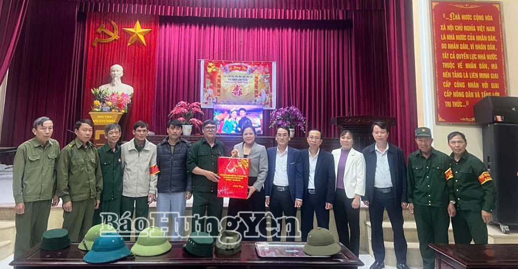Lãnh đạo xã Vũ Thư chúc Tết các lực lượng làm công tác trực Tết tại thôn Nghĩa Khê. Ảnh: Đào Quyên 