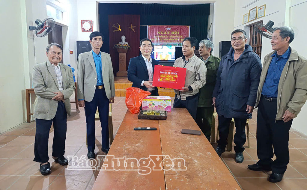 Lãnh đạo xã Vũ Tiên tặng quà đội ngũ cán bộ thôn Hành Dũng Nghĩa làm nhiệm vụ trong đêm giao thừa. Ảnh: Đào Quyên
