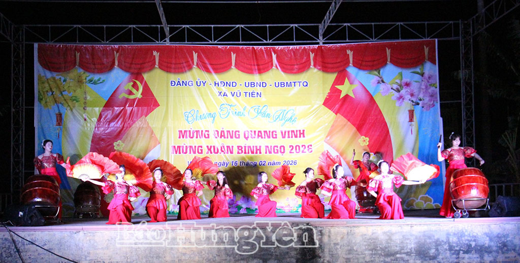 Một tiết mục đặc sắc tại chương trình văn nghệ mừng Đảng, mừng Xuân. Ảnh: Đào Quyên 