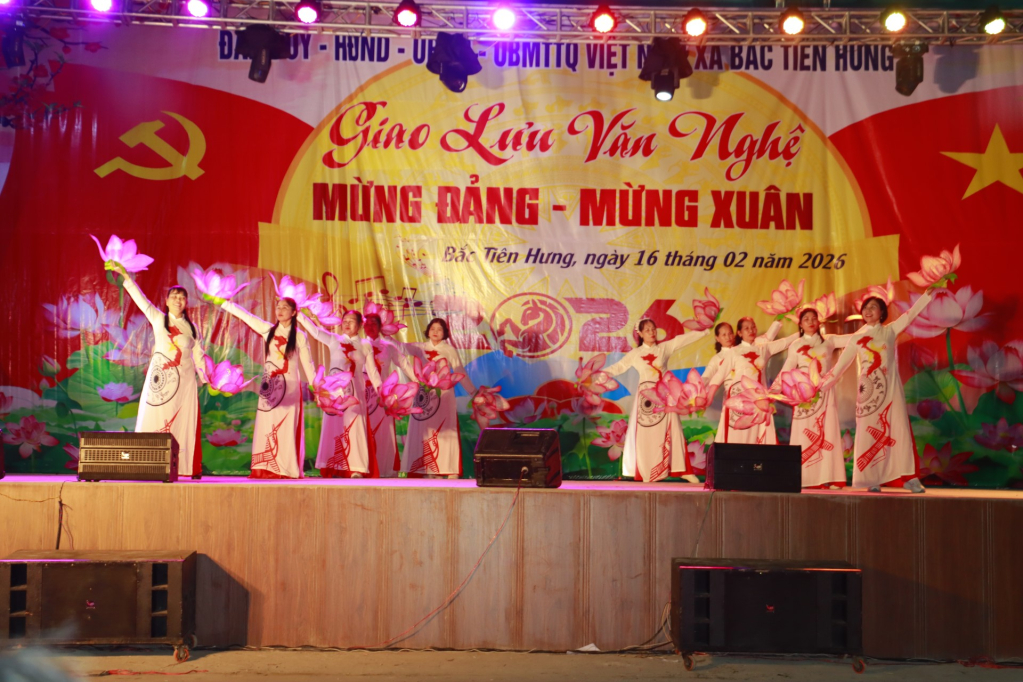 Một tiết mục trong chương trình giao lưu văn nghệ “Mừng Đảng, mừng Xuân” tại xã Bắc Tiên Hưng. Ảnh: Thu Hiền 