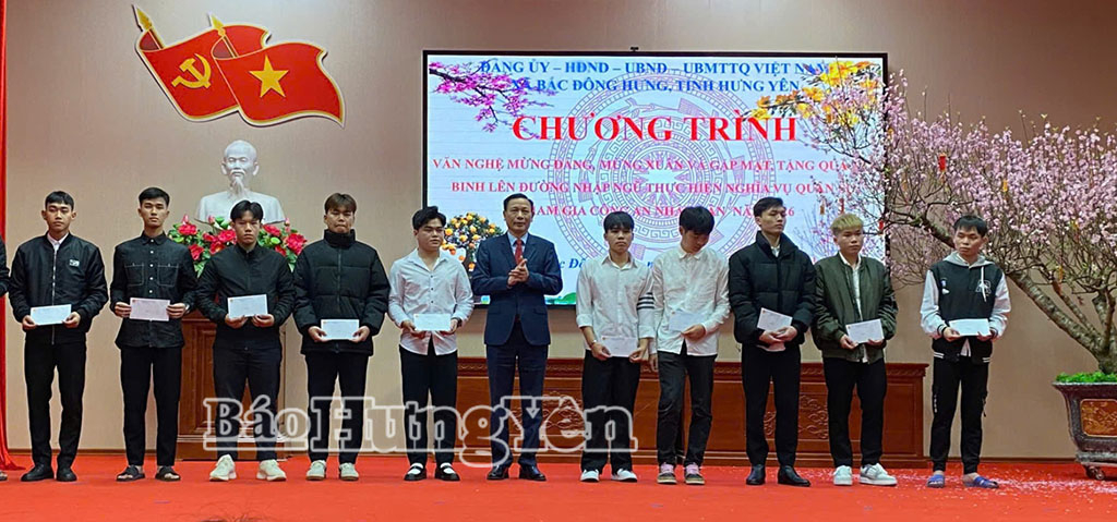 Lãnh đạo xã Bắc Đông Hưng tặng quà các công dân chuẩn bị nhập ngũ. Ảnh: Thu Hiền 