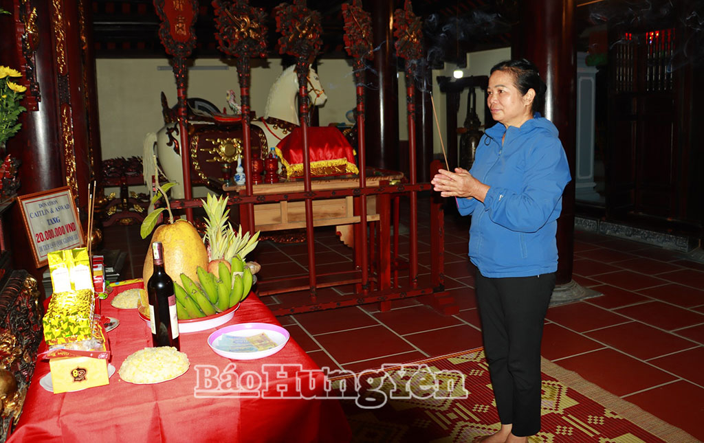 Người dân xã Bắc Đông Hưng đến đình Lưu lễ Phật, cầu an đêm giao thừa. Ảnh: Thu Hiền 