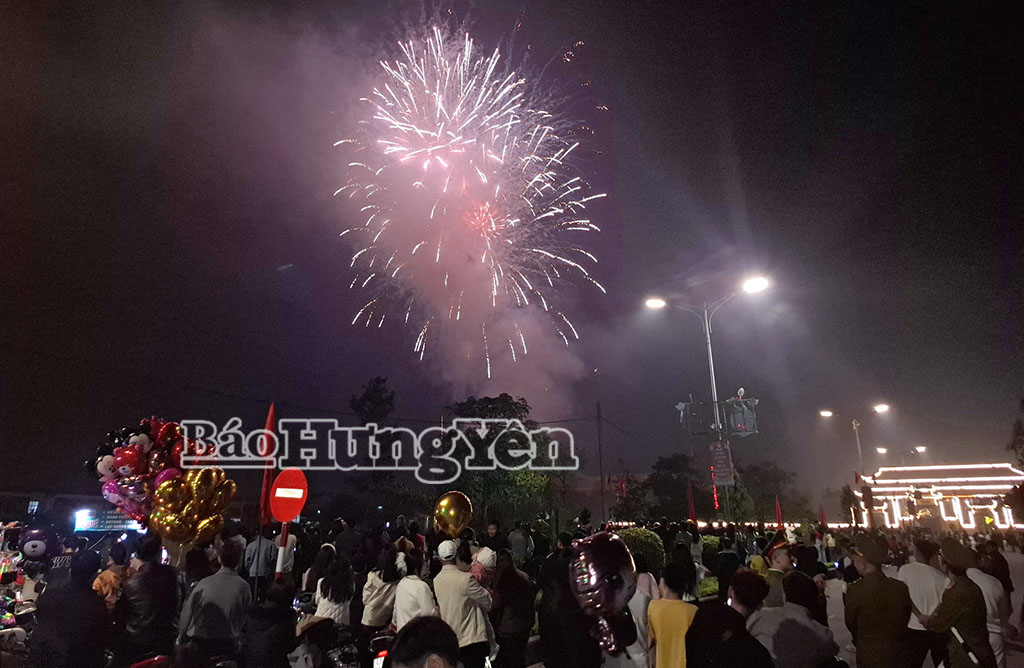 Rất đông người dân xem chương trình bắn pháo hoa tại xã Lương Bằng. Ảnh: Thu Yến