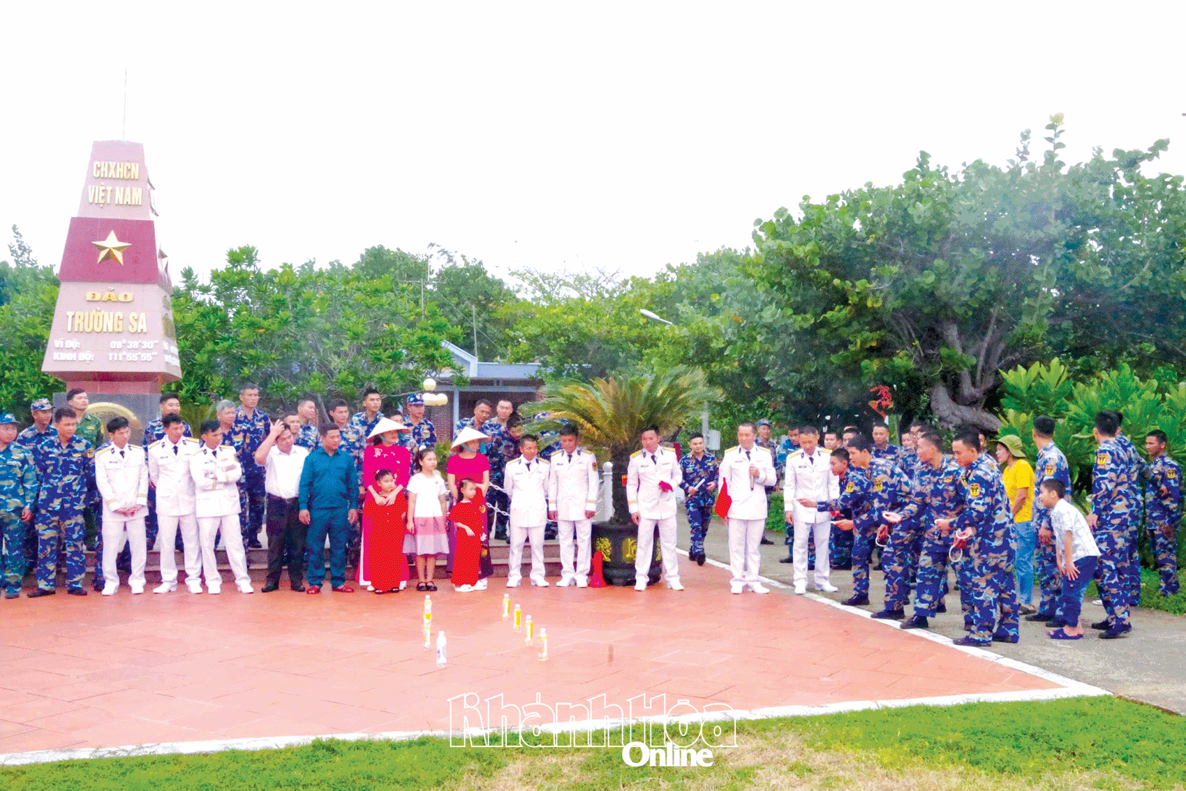 টেট (ভিয়েতনামী চন্দ্র নববর্ষ) এর উৎসবমুখর পরিবেশ ট্রুং সা দ্বীপ জুড়ে আনন্দঘন কর্মকাণ্ডের মাধ্যমে ছড়িয়ে পড়ে যা সামরিক ও বেসামরিক নাগরিকদের মধ্যে ঘনিষ্ঠ বন্ধন গড়ে তোলে।