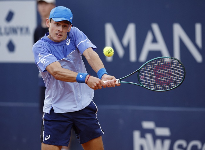 De Minaur ha costretto Nadal a fermarsi al secondo turno del torneo di Barcellona - Foto 2. De Minaur buộc Nadal dừng bước ở vòng 2 Barcelona Open- Ảnh 2.