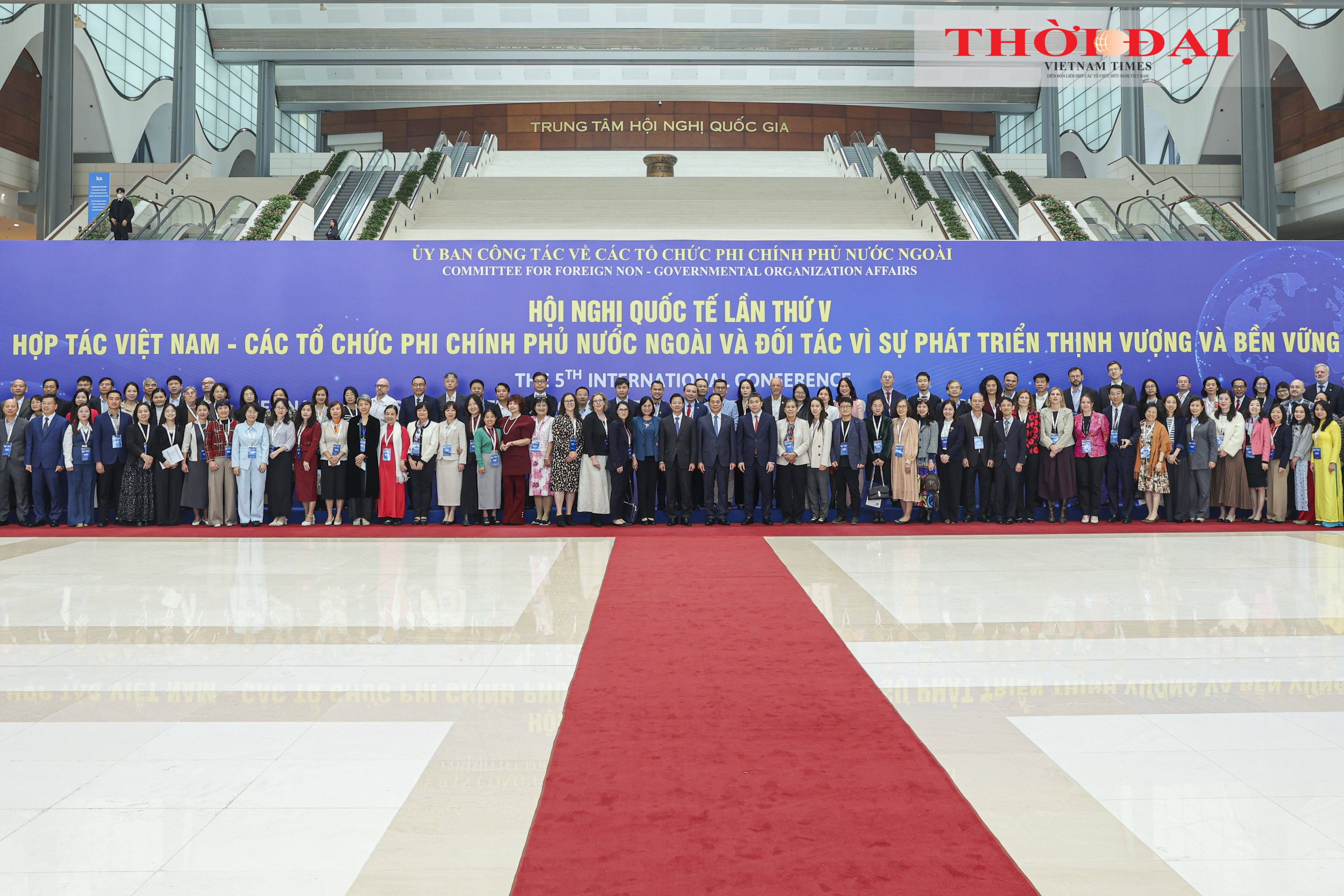 Konferensens deltagare poserar för ett minnesfoto. (Foto: Dinh Hoa) Các đại biểu tham dự Hội nghị chụp ảnh lưu niệm. (Ảnh: Đinh Hòa)