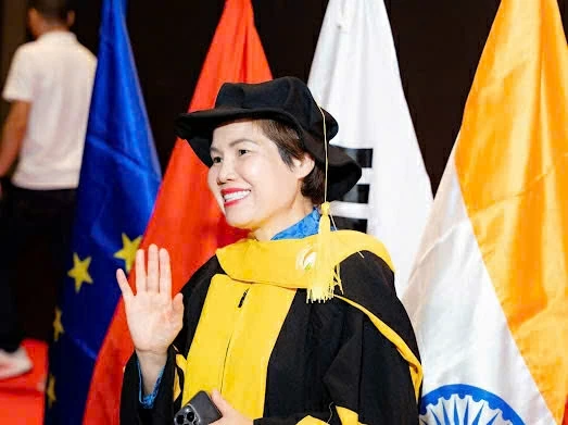 시장의 끊임없이 증가하는 수요를 충족하기 위해 사업가인 부 티 마이는 동끼 목재 가구의 
