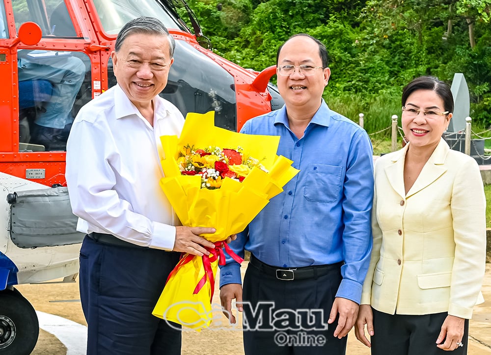 In un'atmosfera di grande entusiasmo, a nome del Comitato del Partito e della popolazione della provincia di Ca Mau, il Segretario provinciale del Partito Nguyen Ho Hai ha offerto dei fiori per congratularsi con il Segretario Generale To Lam per la sua visita di lavoro nella provincia di Ca Mau, il punto più meridionale della Patria, il 19 novembre 2025. Foto: THANH MINH