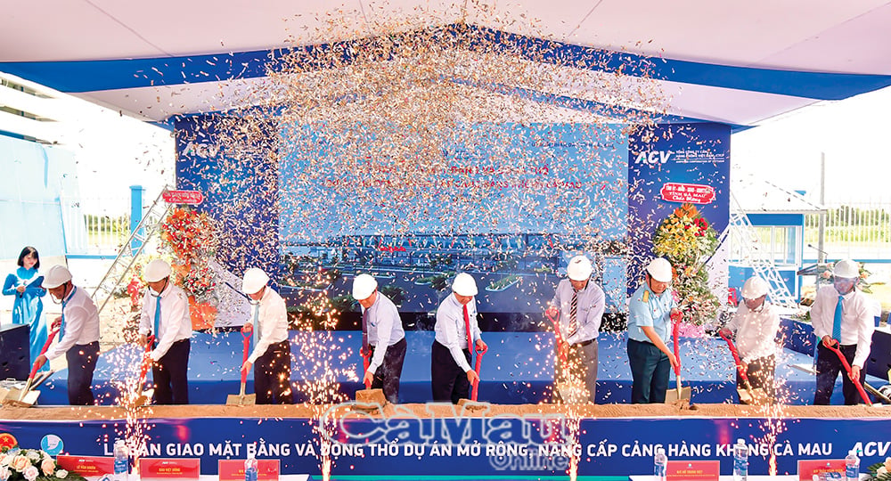 Le autorità locali e i dirigenti della Vietnam Airports Corporation hanno presenziato alla cerimonia di posa della prima pietra per dare inizio al progetto di ampliamento e ammodernamento dell'aeroporto di Ca Mau. Foto: THANH MINH