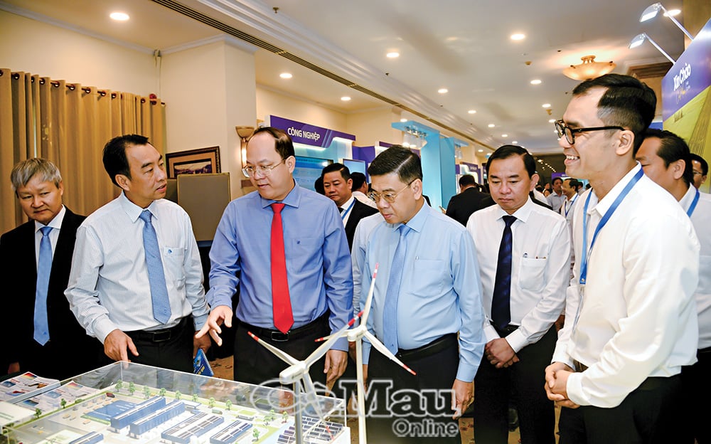I vertici della Federazione vietnamita del commercio e dell'industria a Ho Chi Minh City e i rappresentanti della provincia di Ca Mau visitano la fiera dell'energia eolica di Ca Mau. Foto: HUU THO